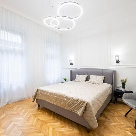 Luxurious Central 4Bedrm 3Bathrm Residence W/ Balcony Budapest Exteriör bild